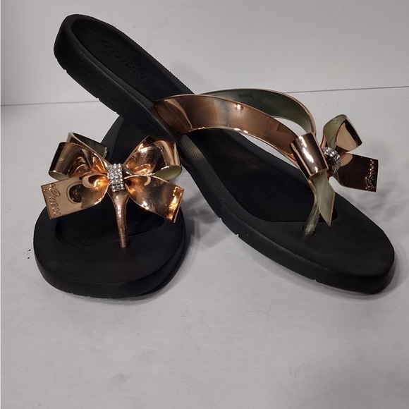 GUESS  Black and Gold Women's Sandals
Size 8 pre owned Exellent condition - Picture 7 of 8
